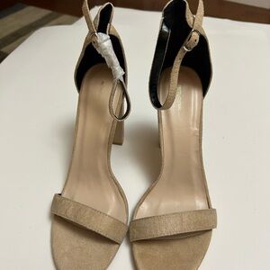 Pretty Little Thing NWOT Elegant Tan Size 8 Heeled Sandals
